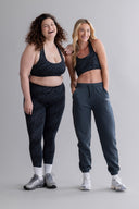 Zwei Frauen in HEY HONEY Activewear — Zebra-Print Bra und Leggings vs. dunkle Sweatpants