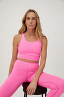 Frau in pinkem HEY HONEY High-Waist Sport-BH und passender High-Waist Leggings